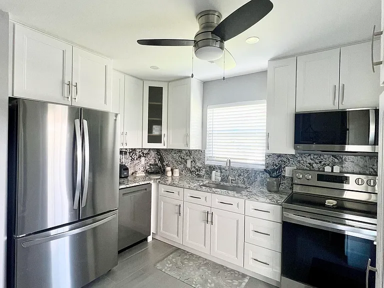 222 SE 3rd St — Photo 3