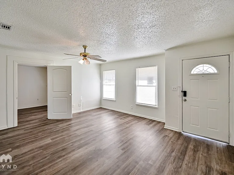 404 Lanola Ct — Photo 3