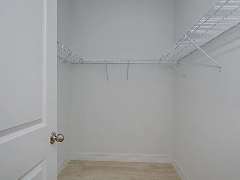 637 Cardinal St E — Photo 8
