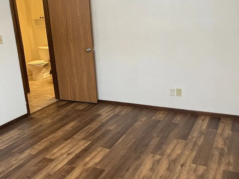 Immaculate Updated 1 and 2 Bedrooms with 1 Bath — Photo 25
