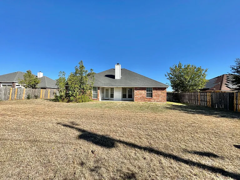 2404 Southport Dr — Photo 32