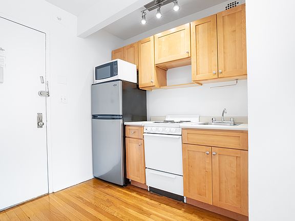 3rd image of 434 W 19th St APT 4B