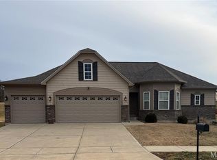 984 Westlake Village Dr, Pacific, MO 63069