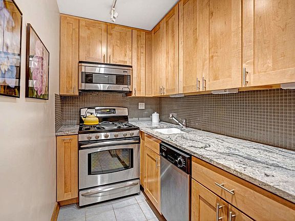 5th image of 10 E End Ave APT 8B