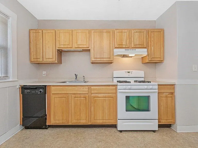 549 Main St #2 — Photo 3