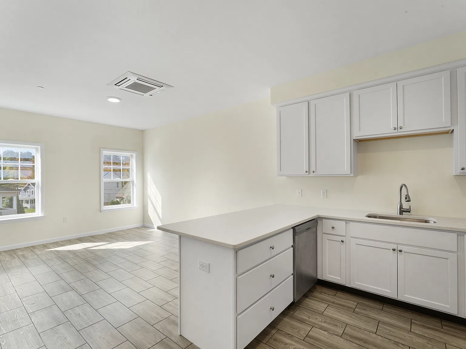 1 bed, 700 sqft, $2,300 — Photo 3