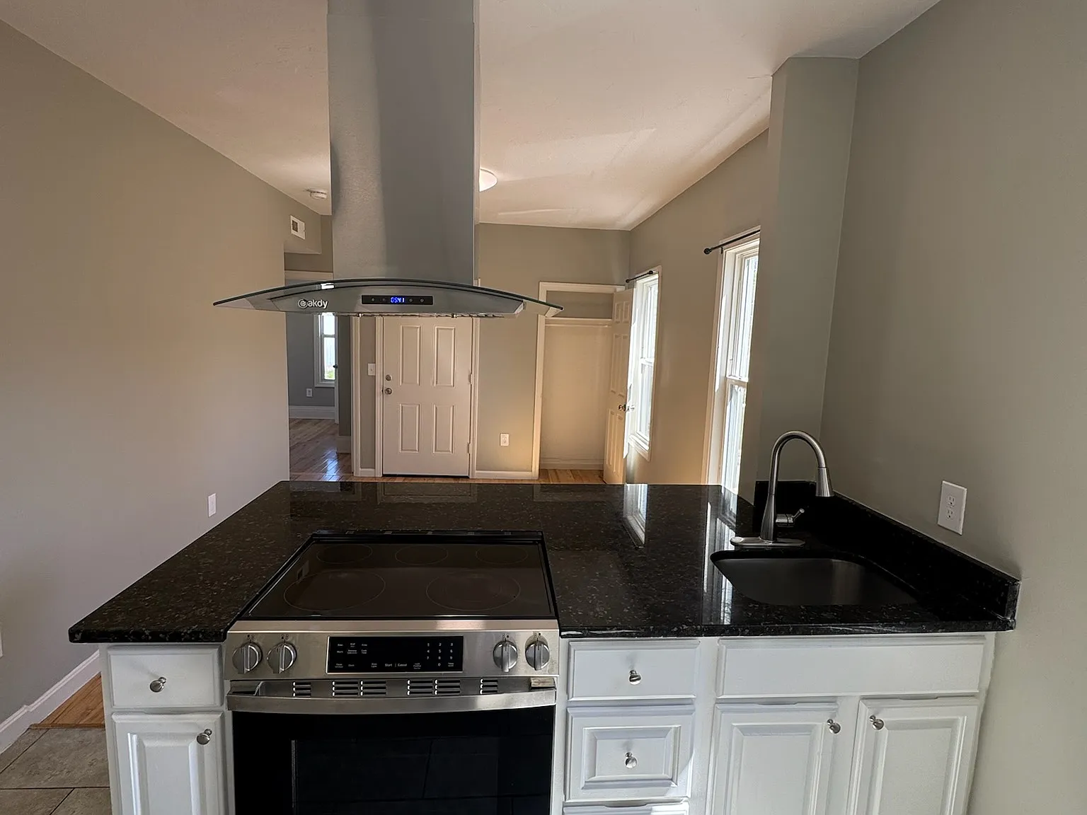 3 bed, 800 sqft, $1,900 — Photo 2