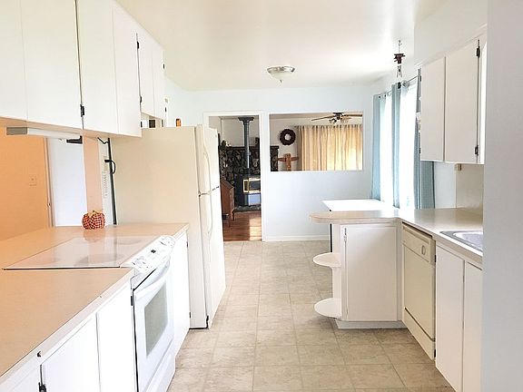 Kitchen and breakfast nook