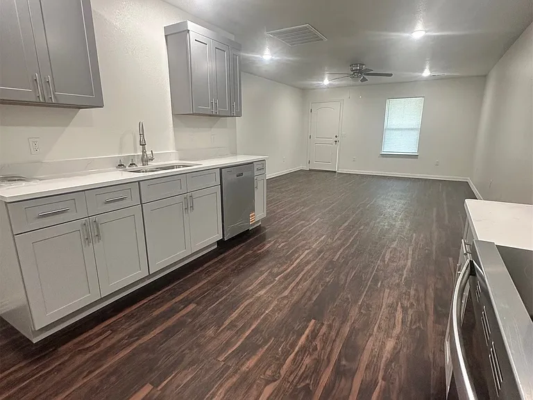 203 E Mulberry St — Photo 6