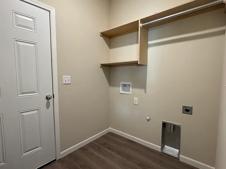 Laundry off of kitchen and garage