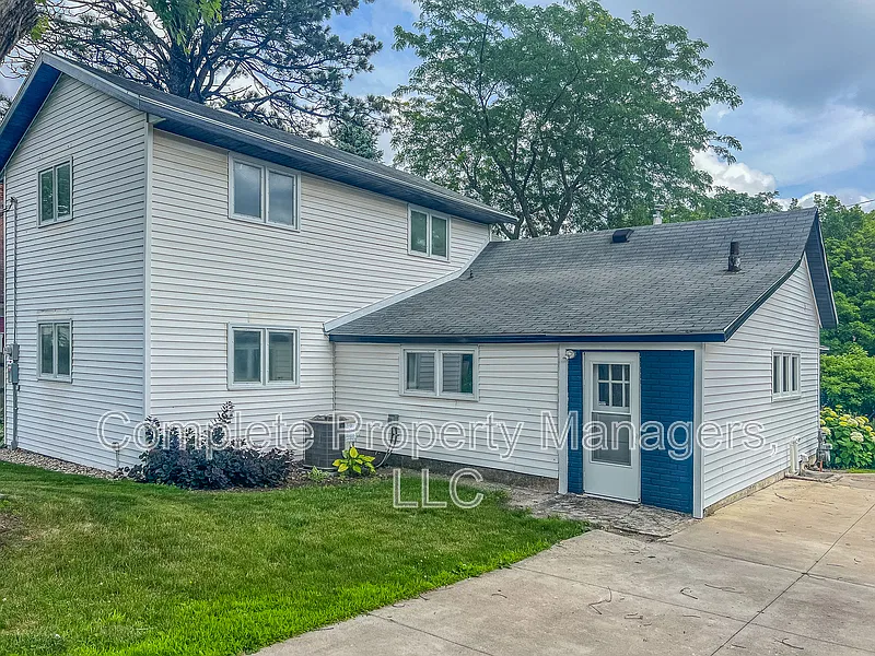 3 bed, 1.0 bath, 1539 sqft, $1,575 — Photo 3