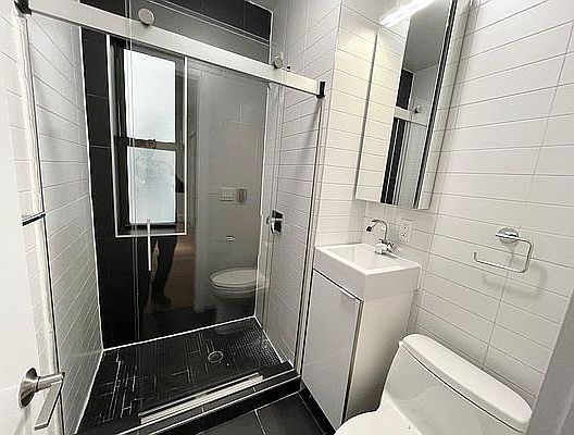4th image of 218 W 22nd St APT 3r