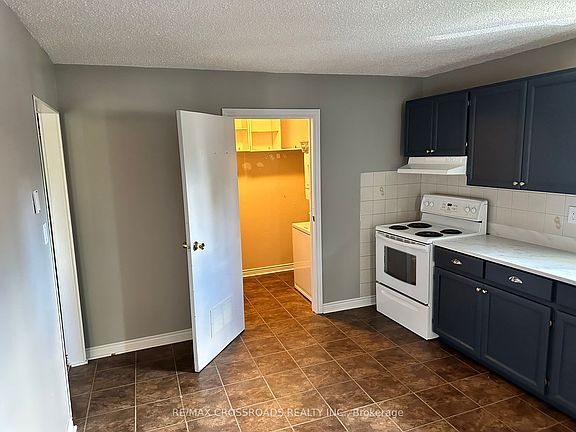 5th image of 613 Perry St