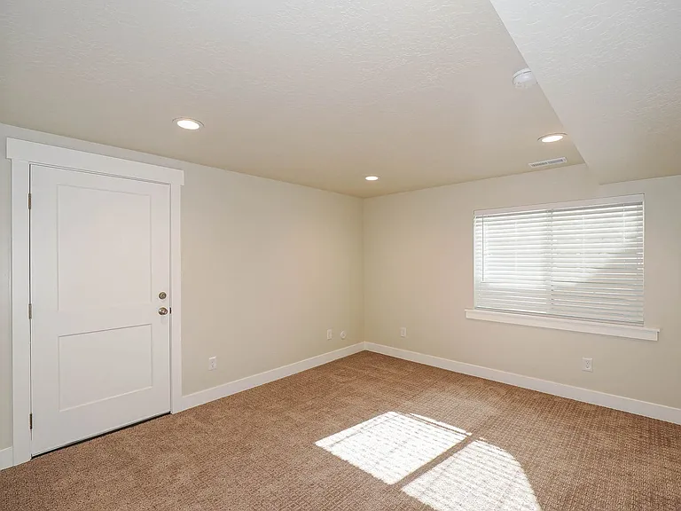 251 E 1280 N — Photo 41
