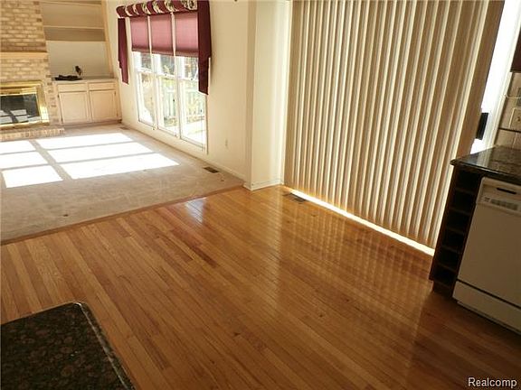 4th image of 47317 Scarlet Dr N