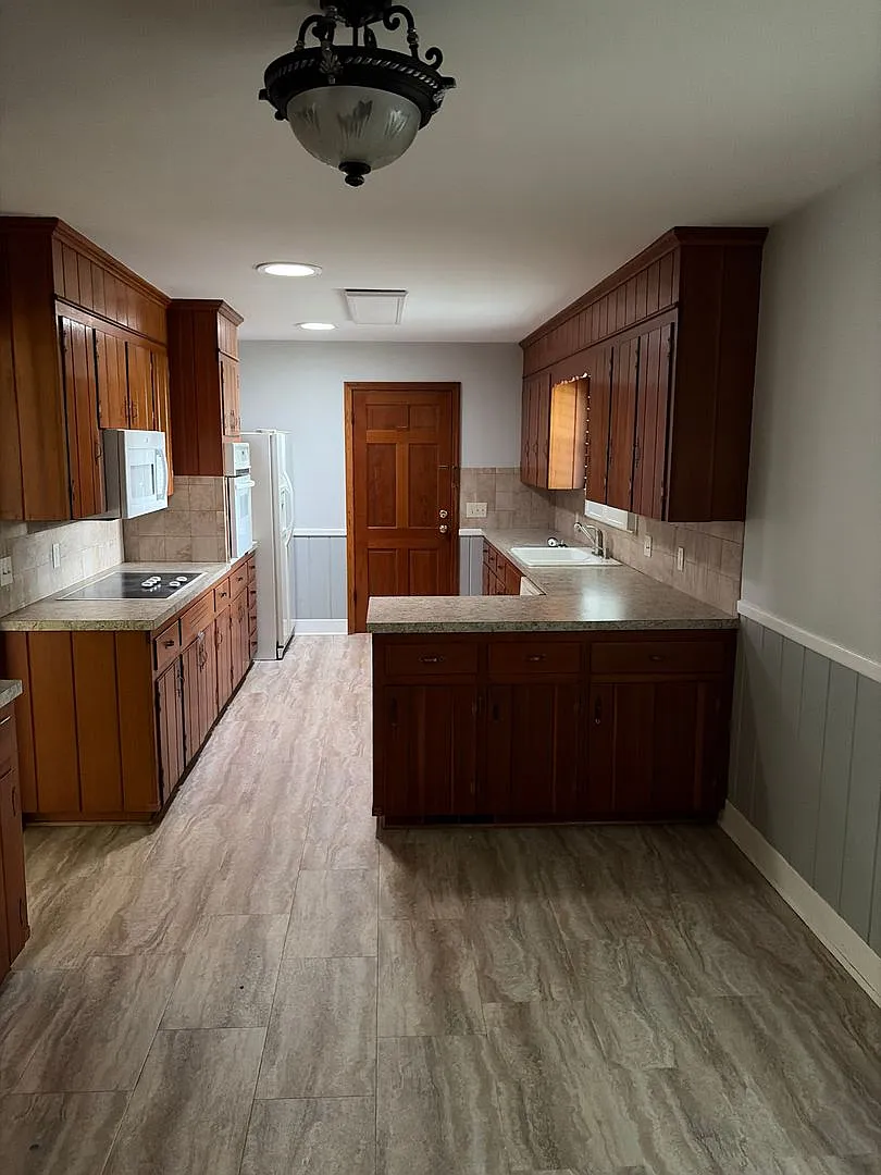 655 S Peace Haven Road — Photo 3