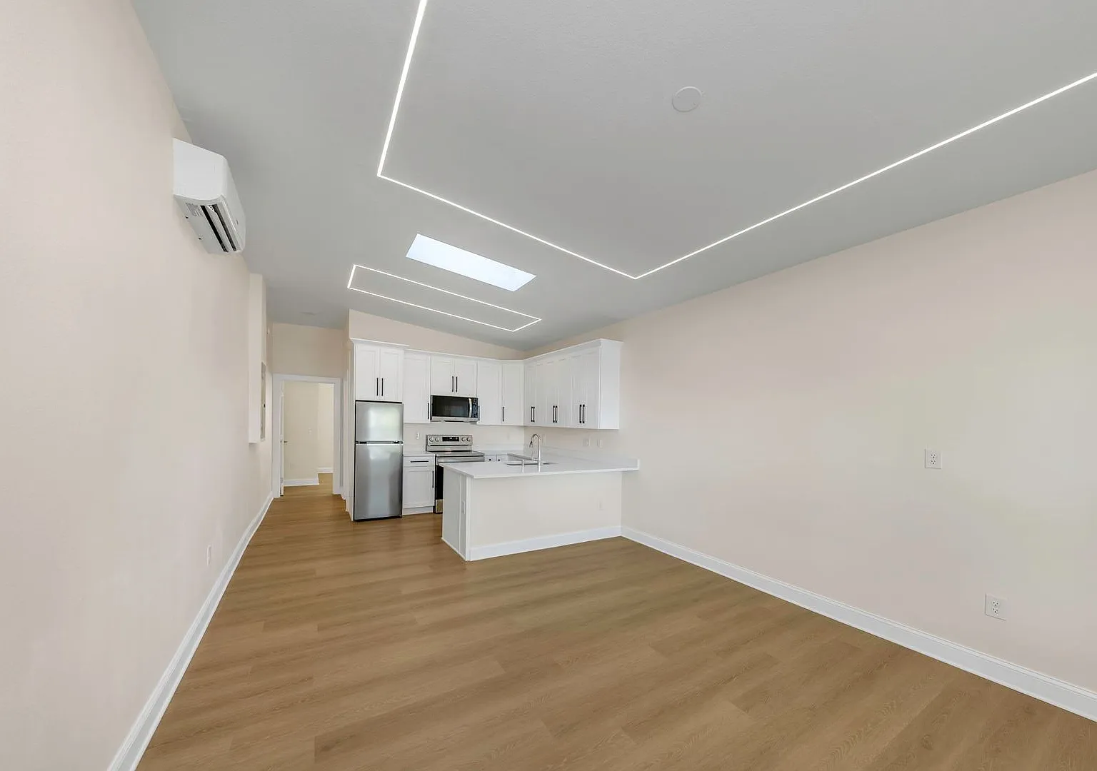 Charming 2 Bedroom, 2 Bathroom Dunedin Triplex Prime Location! Coming Soon — Photo 3