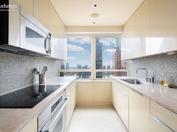 4th image of 240 E 47th St #35EF