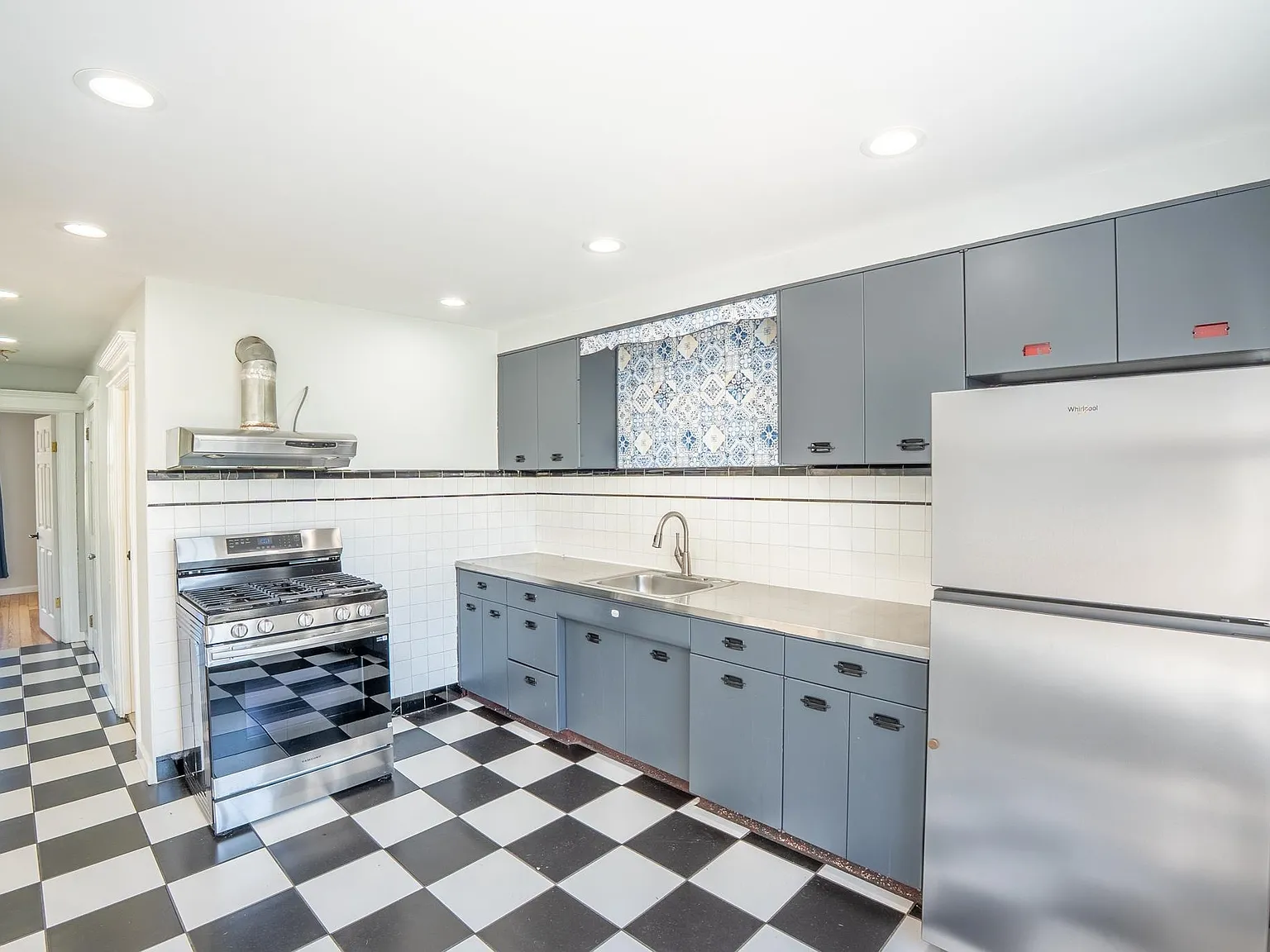 2 bed, 1.0 bath, $2,500 — Photo 3