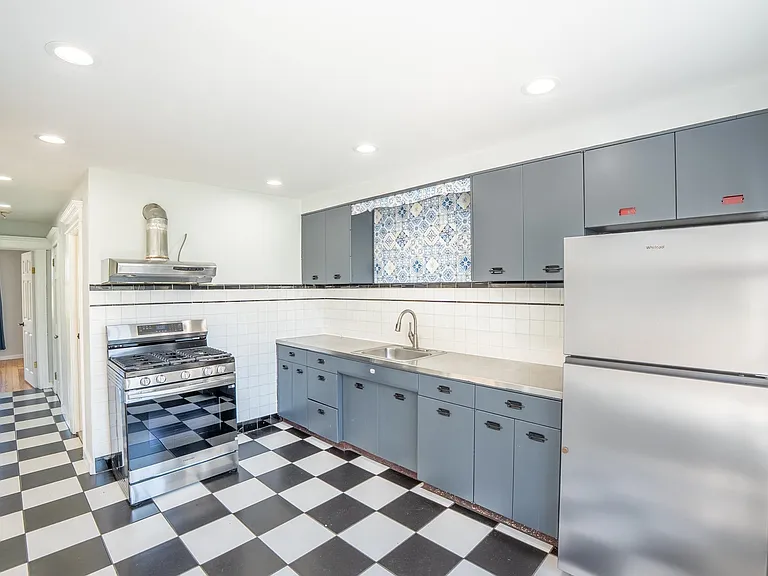 24 Edwards Ct #1 — Photo 3