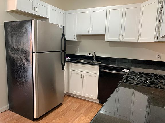 3rd image of 256 Lyndale Ave #3