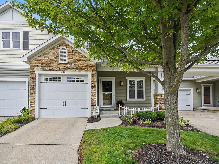 660 Braeside Dr SE — Photo 1
