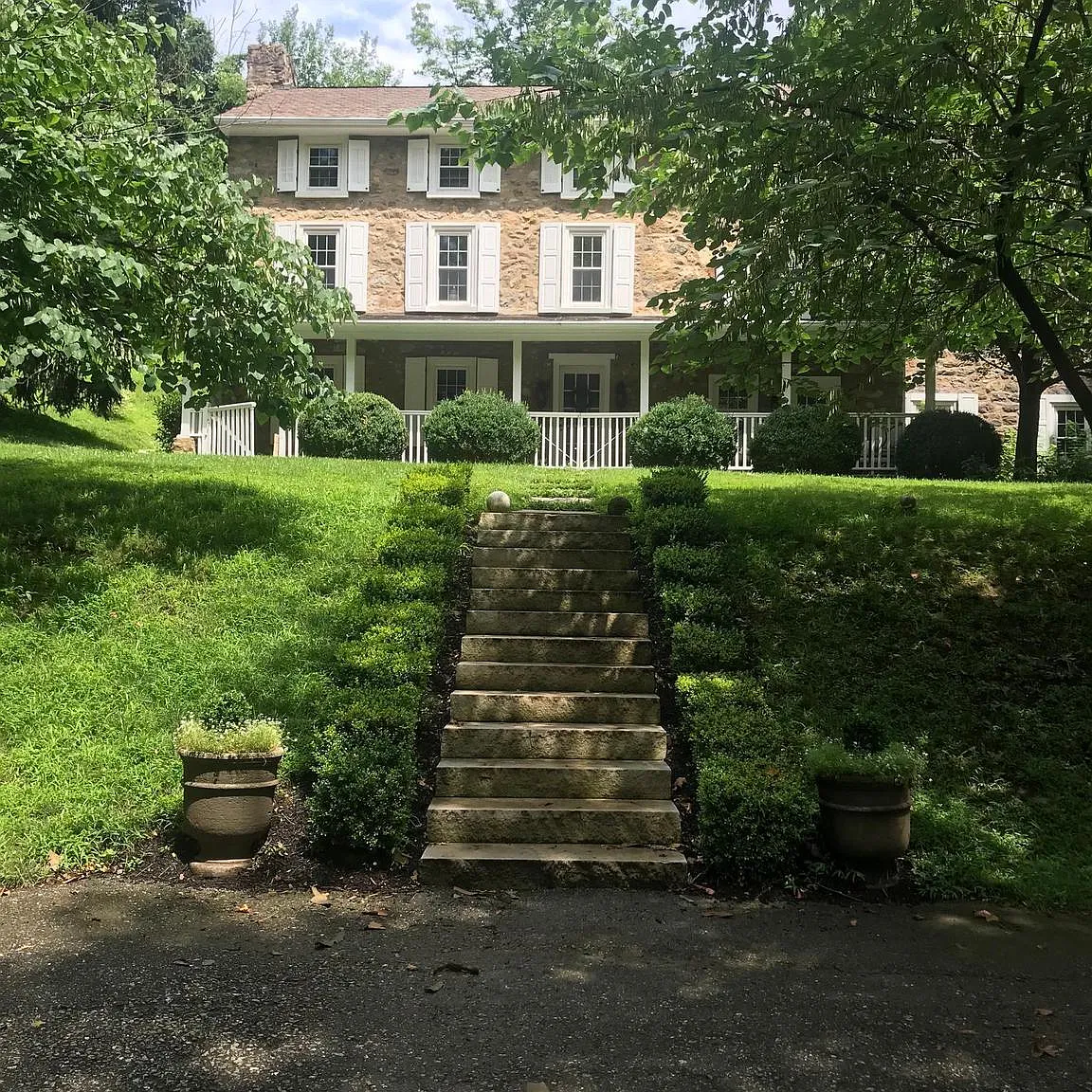 5 bed, 3.5 bath, 5161 sqft, $8,750 — Photo 2
