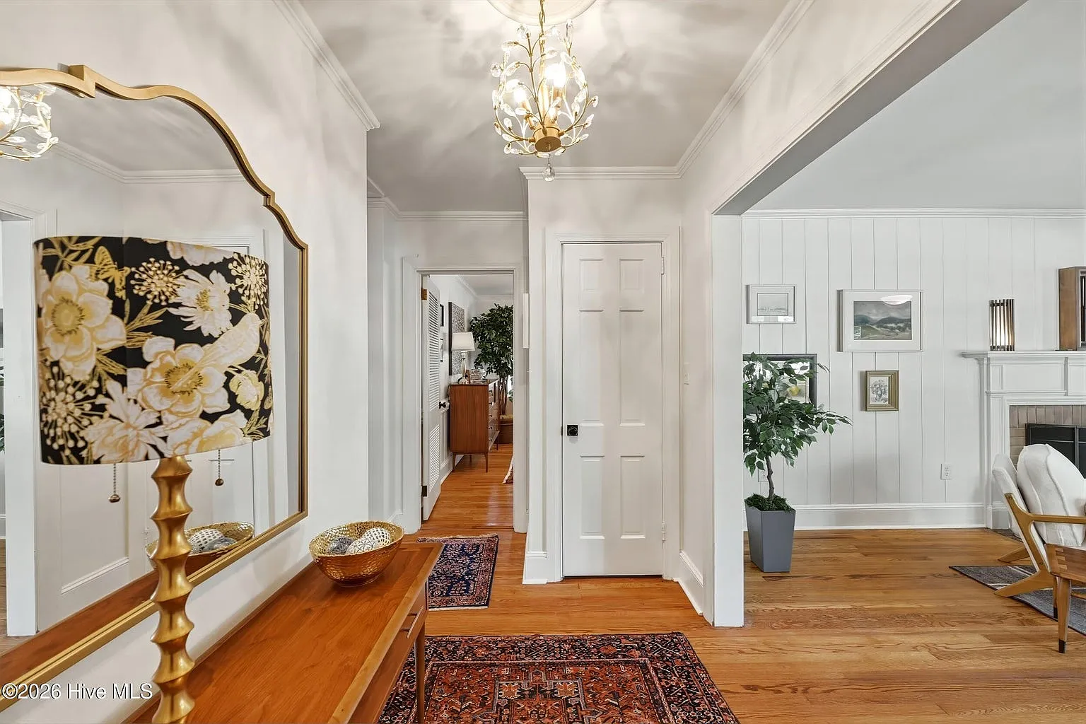 611 Clark Dr — Photo 3