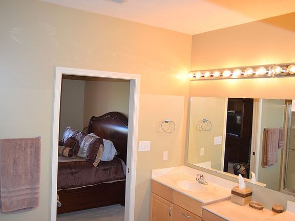 Master bathroom w/dbl sink