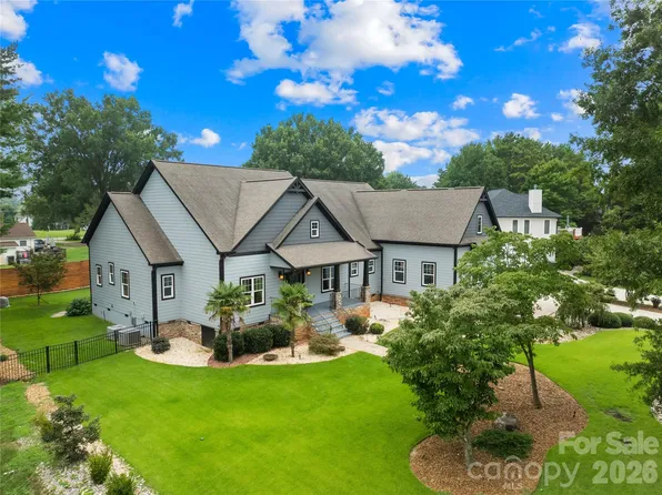 129 Aqua Dr, Mooresville, NC 28117