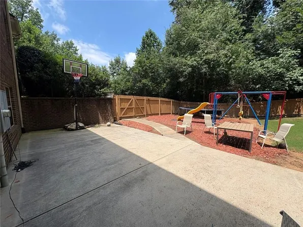 180 Village Green Ct, Lilburn, GA