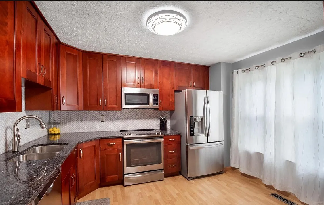 3 bed, 3.5 bath, 1910 sqft, $3,300 — Photo 3