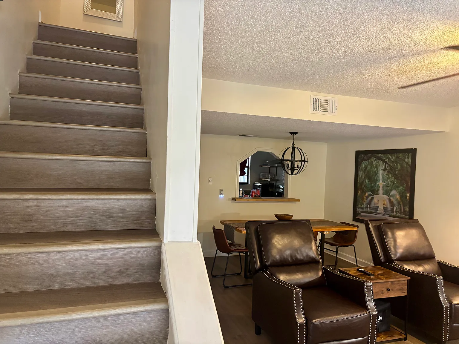 2220 E Victory Dr — Photo 3