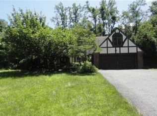 5186 S Mountain Dr, Emmaus, PA 18049