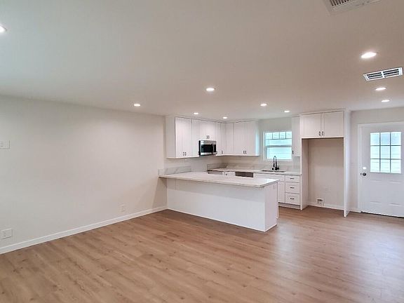 4th image of 2522 N Olive Ave