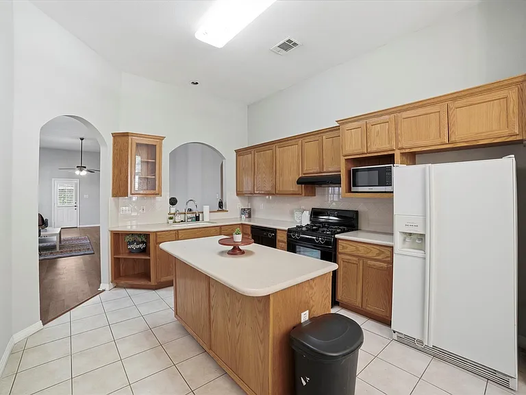 409 E Austin Ave — Photo 14