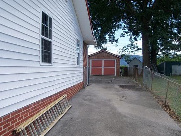 2nd image of 416 Holly St