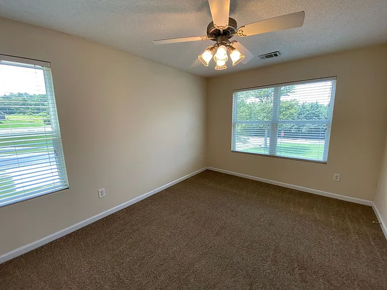 136 Fern Ridge Ct — Photo 4