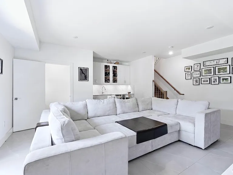 290 Griffith St #1 — Photo 8