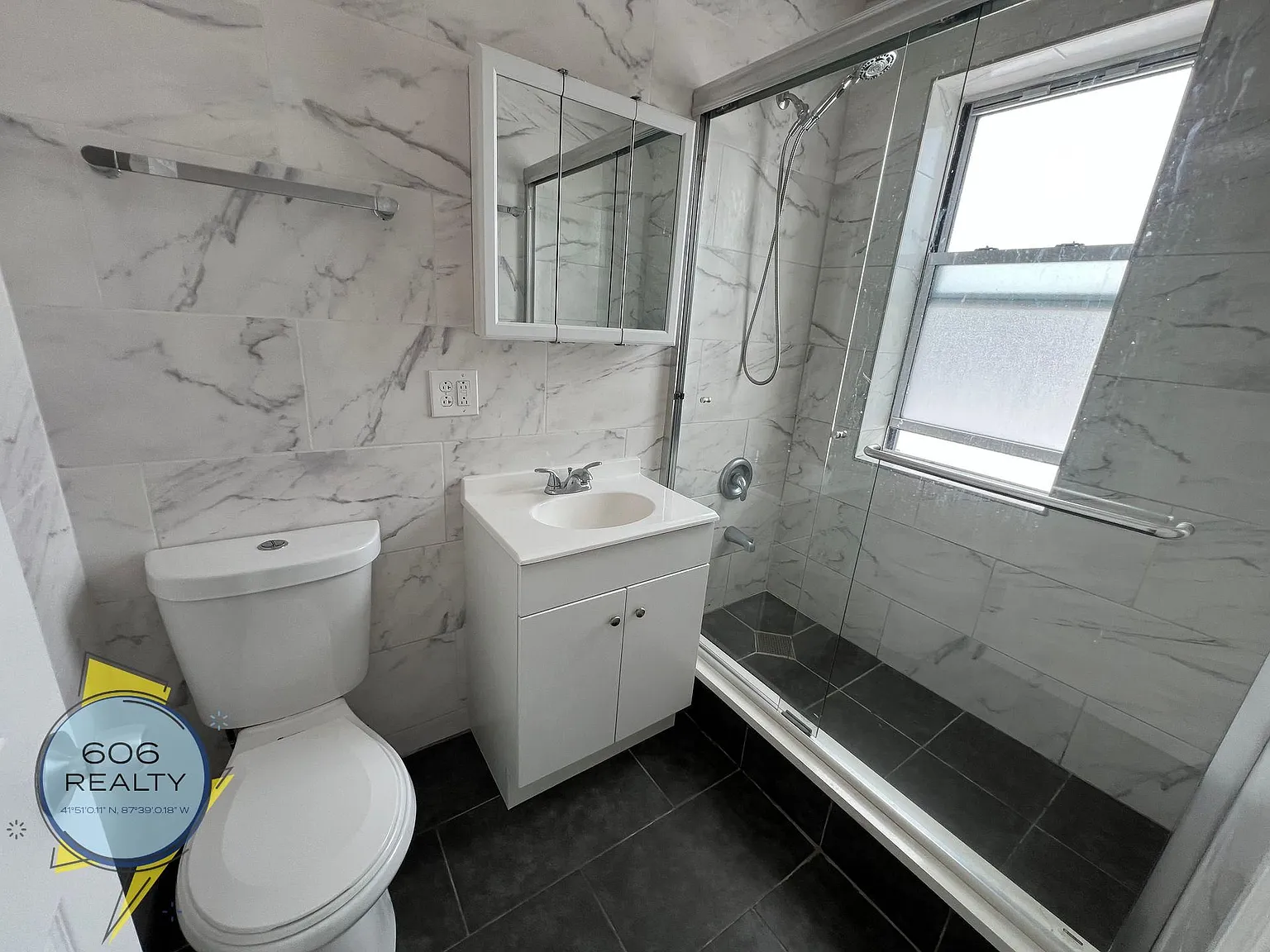 Charming Vintage Apartments in the Heart of Irving Park! — Photo 4