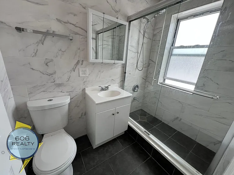 Charming Vintage Apartments in the Heart of Irving Park! — Photo 4