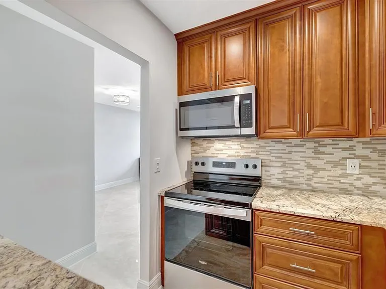 2400 NE 33rd Ave #212 — Photo 8