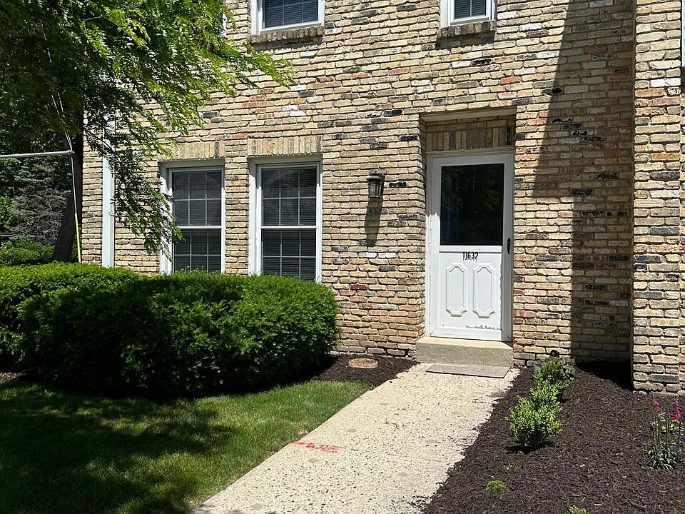 Front entry off of Bluemound Road