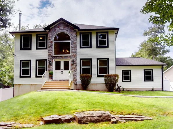 100 Redwood Ct, Milford, PA 18337