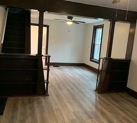 3rd image of 437 Oak St