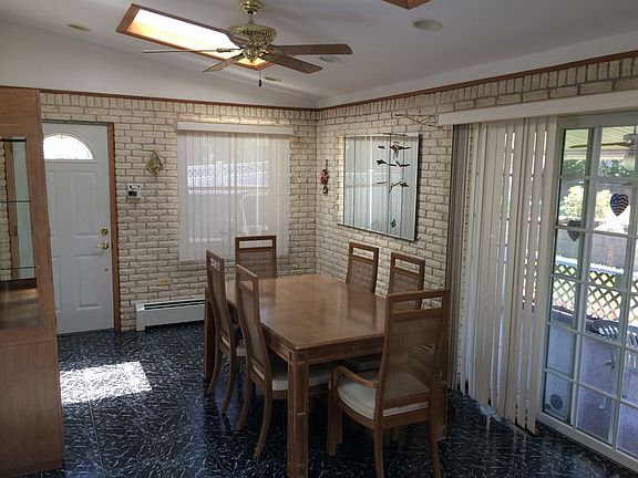 Bright Dining Room w/Slider