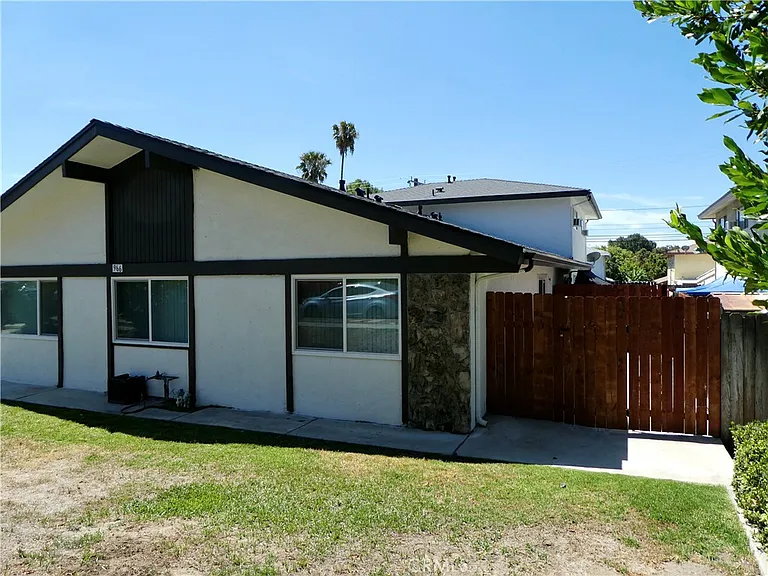 966 W Pine St — Photo 2