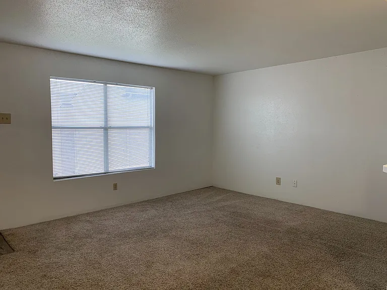 Emerald Cove Apartments — Photo 43