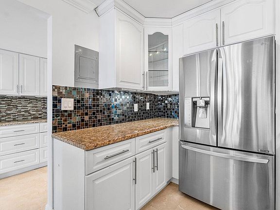 4th image of 800 SE 20th Ave APT 409