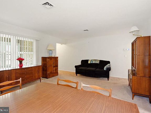 5th image of 216 Huntington Dr